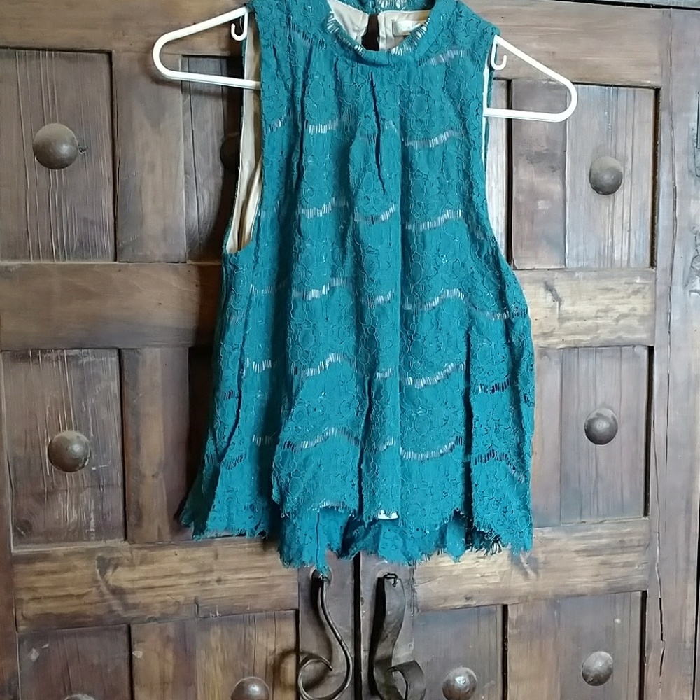 High neck sleeveless blouse